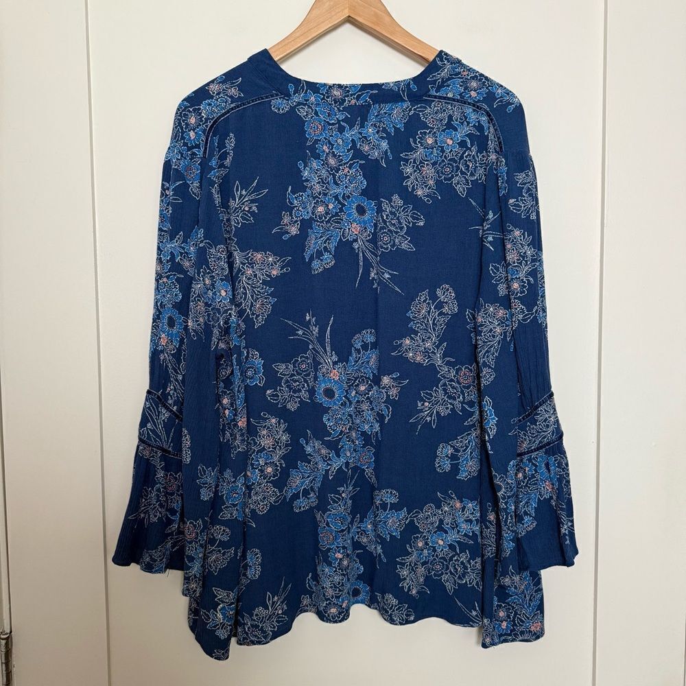 John Paul Richard Top Womens Plus Sz 3X Blue Floral Bell Sleeve V Neck Romantic - Picture 6 of 10